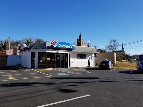 Dominos staunton va - Commonwealth Pizza, which also operates under the name Domino's, is located in Staunton, Virginia. This organization primarily operates in the Pizzeria, Chain business / industry within the Eating and Drinking Places sector. Commonwealth Pizza employs approximately 13 people at this branch location. Sector: